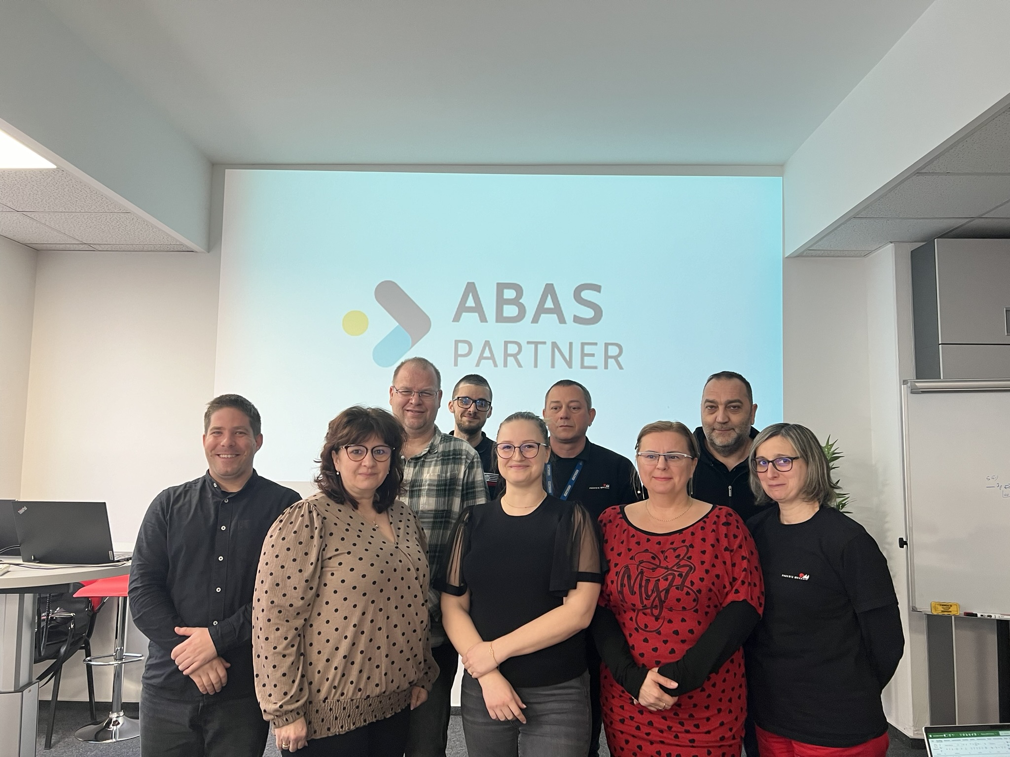 IMG_Abas_oktatas A Phoenix Mecano kollégái egy átfogó rendszeroktatáson vettek részt, ahol elsajátították az új verzió használatát és megismerték a frissítések által hozott változásokat.